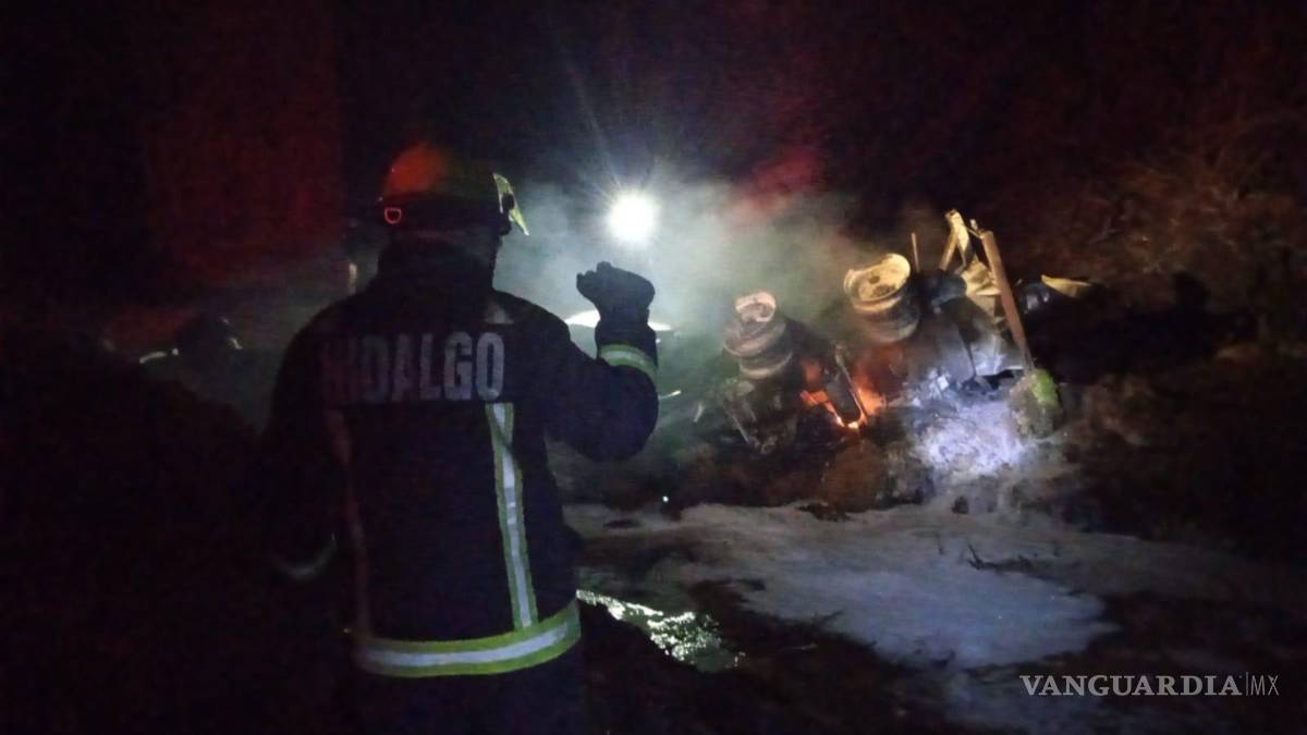 $!Pipa con combustible cae de puente y explota en carretera México-Tuxpan, Hidalgo; chofer muere