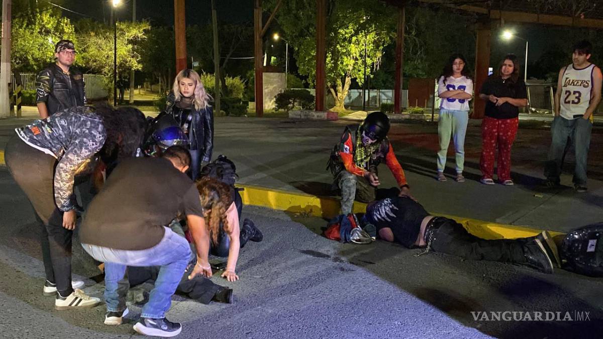 $!La pareja quedó sobre la carpeta asfáltica tras derrapar en Paseo de la Reforma.