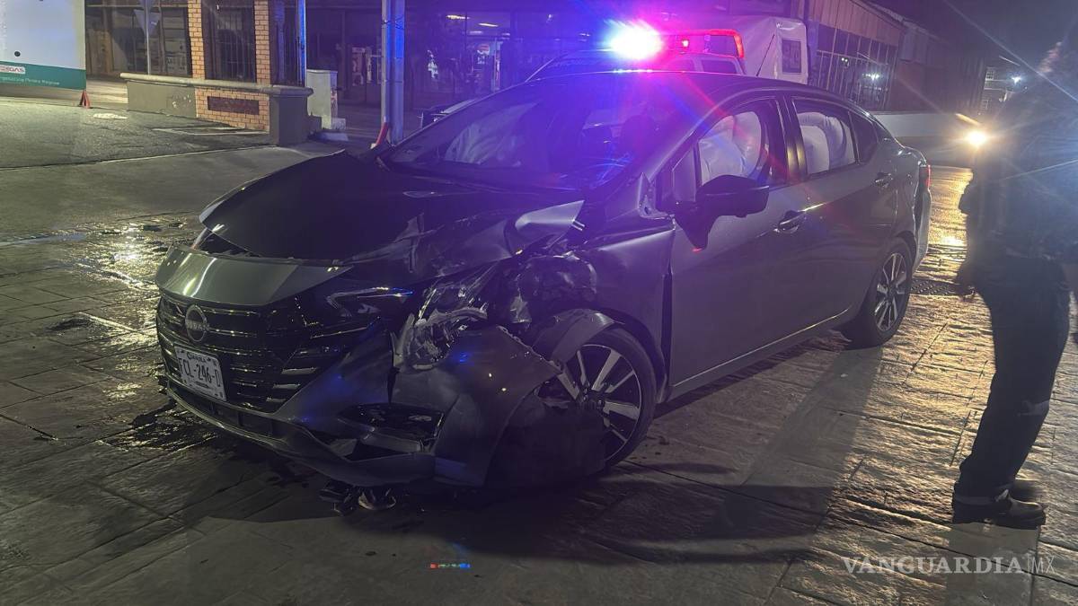 $!El Nissan Versa presentó daños de consideración en la parte frontal tras el impacto registrado durante la madrugada en la Zona Centro de Saltillo.