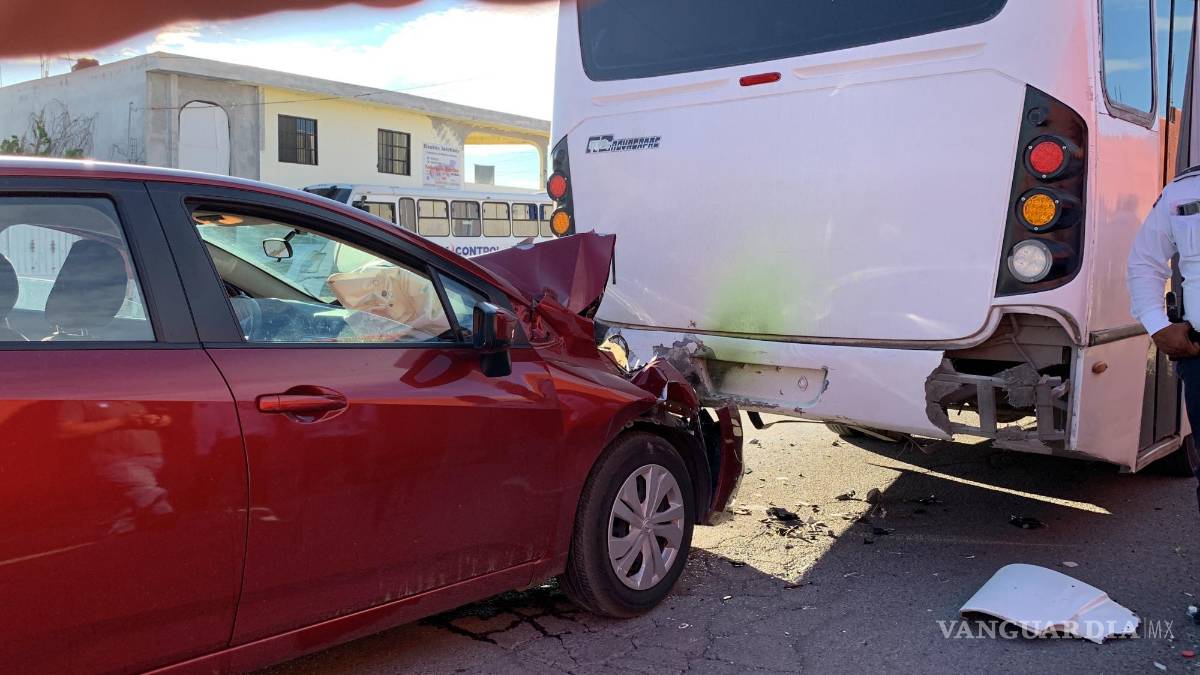 Saltillo: conductor se distrae y choca contra transporte de personal