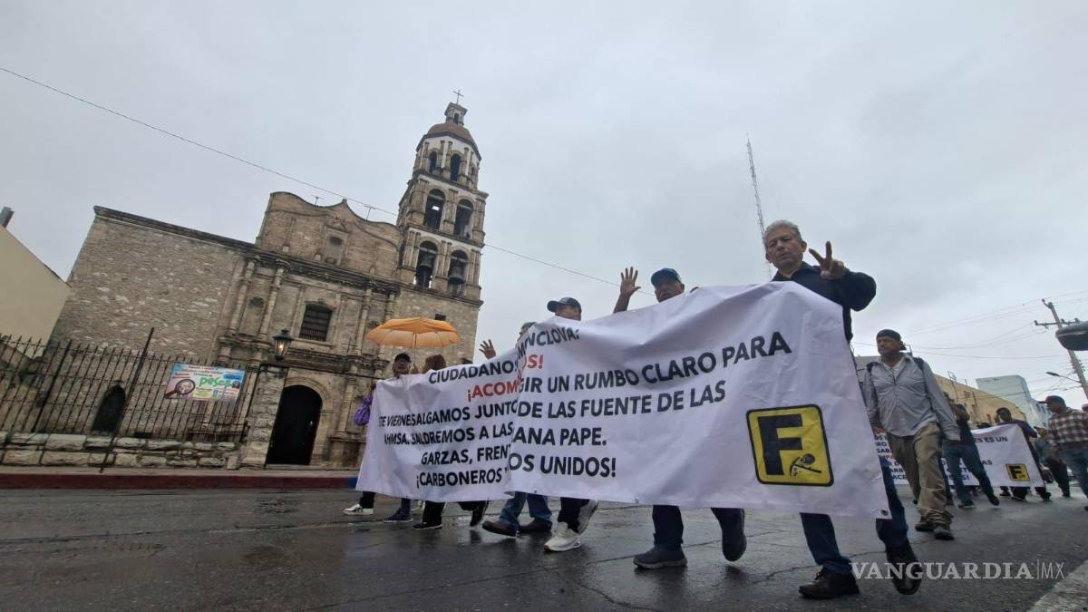 $!Contingente de obreros y pensionados camina por el centro de la ciudad para visibilizar la crisis de la siderúrgica.