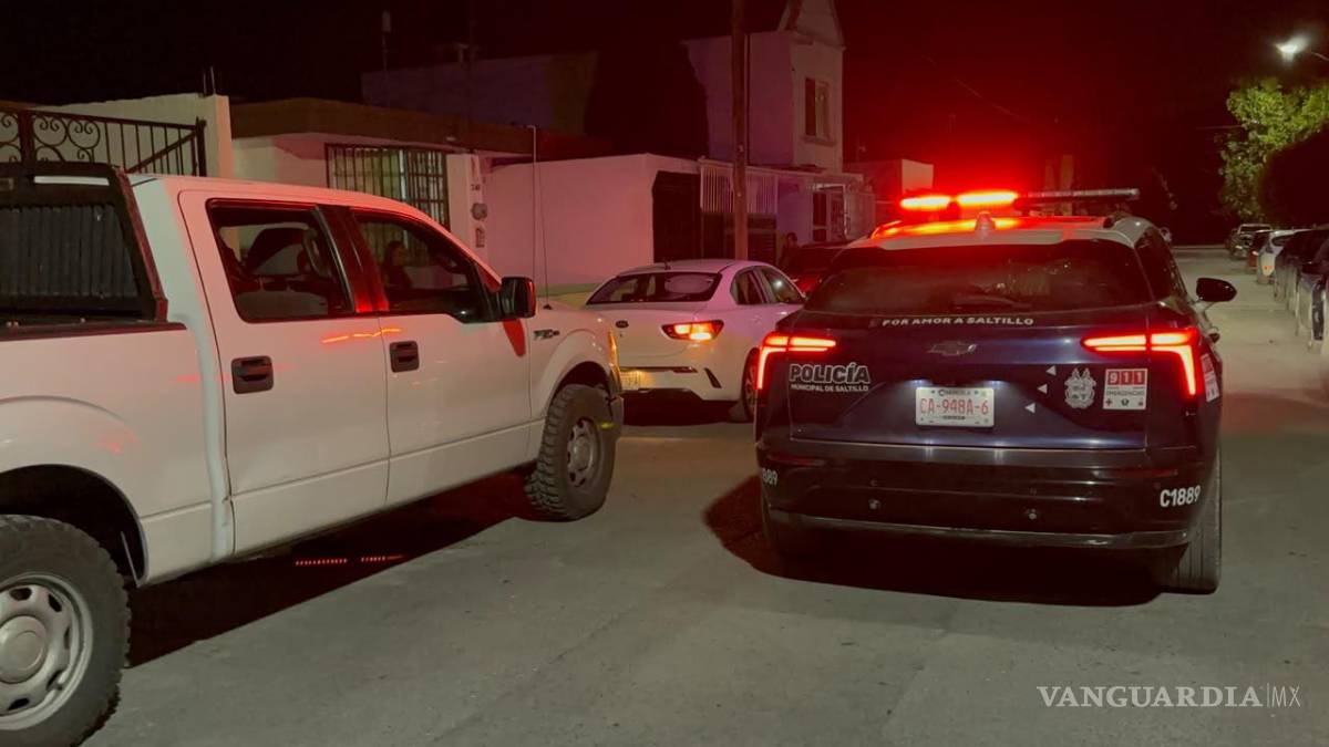 $!Tras la intervención de las autoridades, un familiar acudió por la mujer involucrada, mientras los policías recomendaron a ambas partes buscar apoyo psicológico y resolver el conflicto por la vía legal.