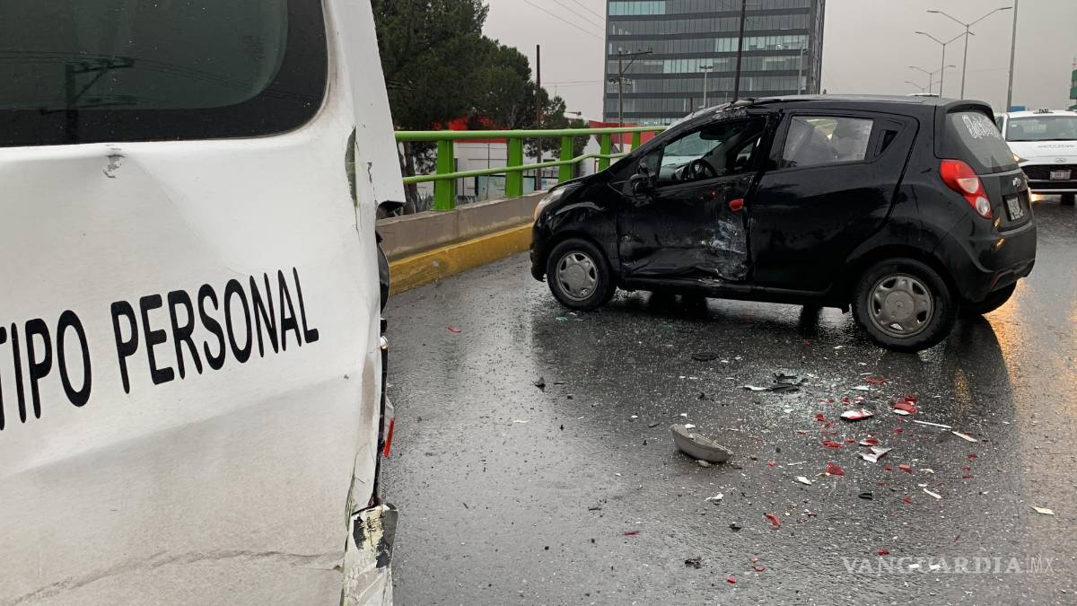 Transporte de personal provoca carambola sobre la ‘joroba’ del Periférico, Saltillo