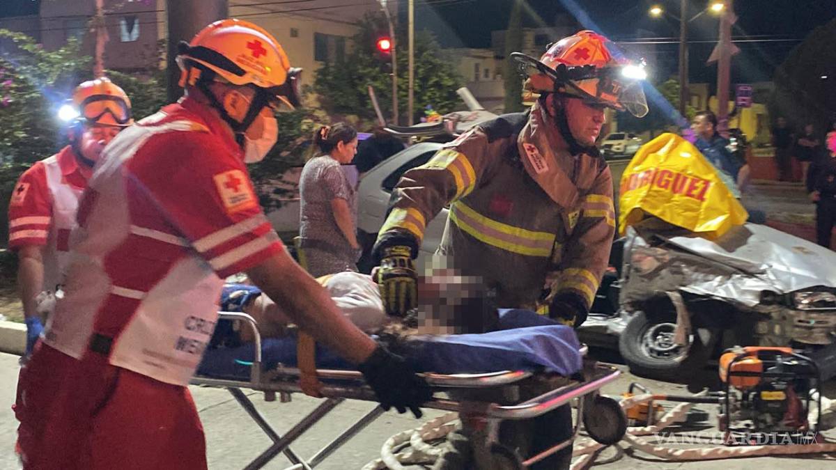 $!Los dos tripulantes del Chevy fueron trasladados a distintos hospitales para recibir atención médica.