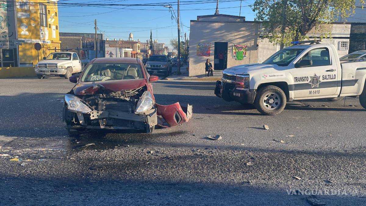 Saltillo: se registra fuerte choque en Bulevar Coss; automóvil queda destrozado