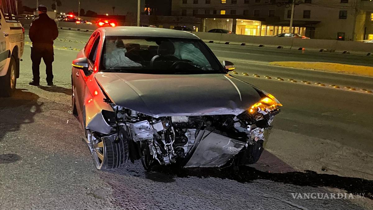 $!Conductores maniobraron entre los restos del accidente mientras autoridades controlan el tránsito.