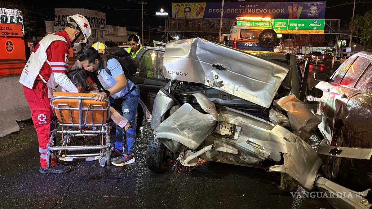 $!Paramédicos brindan atención a los lesionados en plena madrugada.
