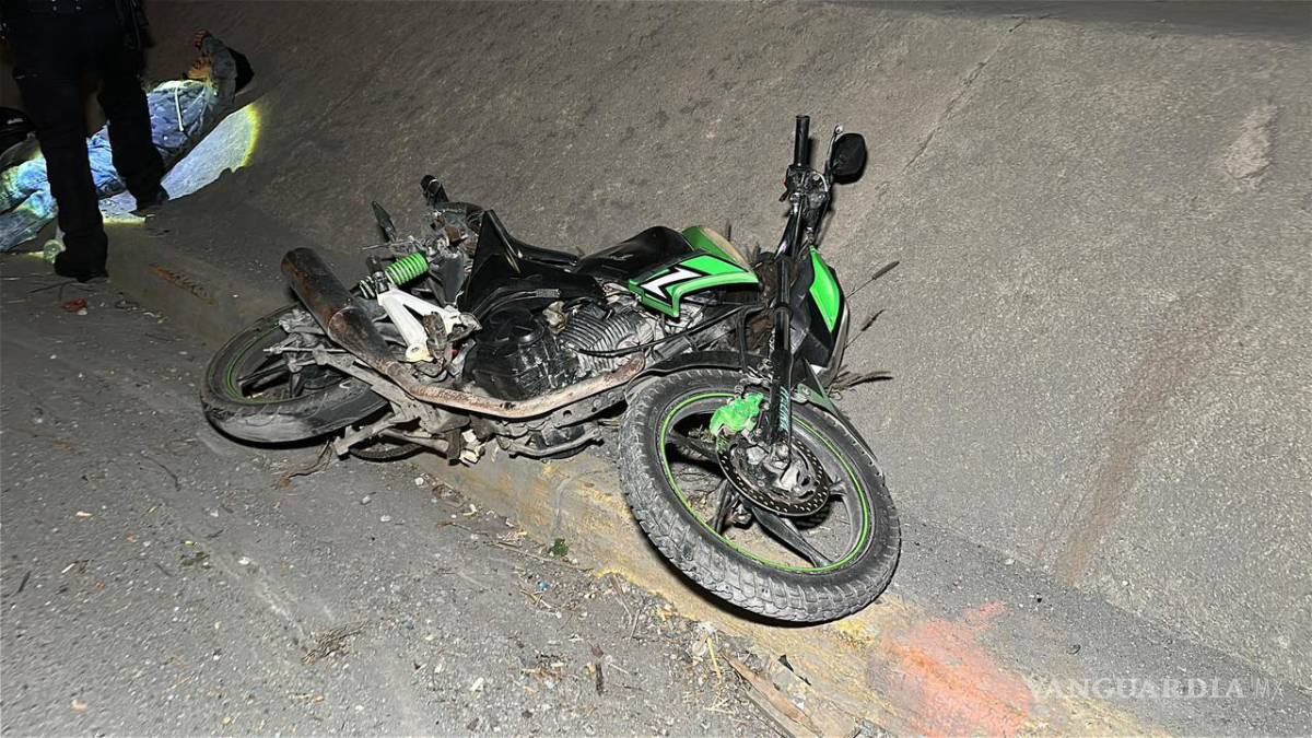 $!Elementos de Tránsito Municipal acudieron al sitio del percance para tomar conocimiento de los hechos y orientar a los familiares del lesionado sobre el procedimiento legal para interponer la denuncia correspondiente.
