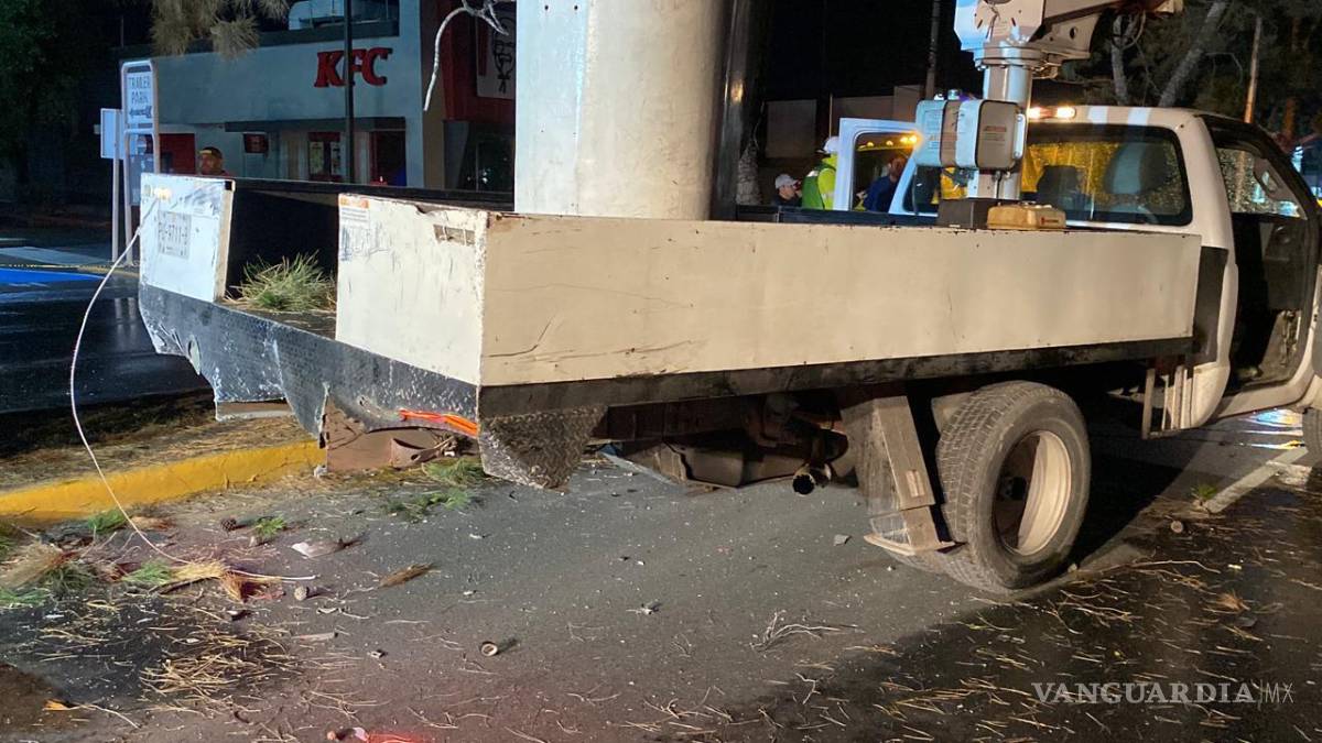 $!La grúa involucrada presentó afectaciones en la parte trasera luego del fuerte impacto registrado durante la madrugada.