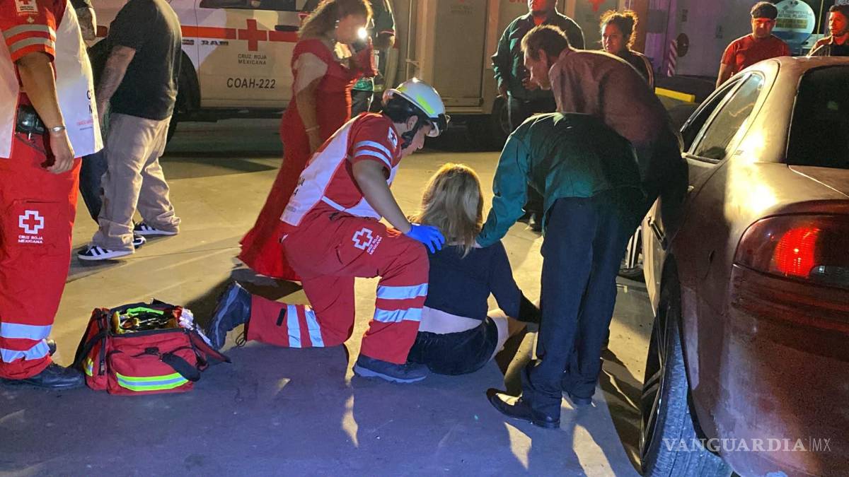 $!Paramédicos de la Cruz Roja valoraron a la conductora en el lugar; aunque inicialmente se reportó que estaba inconsciente, no requirió traslado a un hospital.