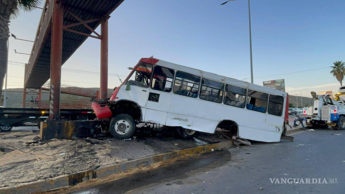 $!Bomberos realizaron las maniobras necesarias para rescatar al conductor, quien fue llevado de emergencia al IMSS.