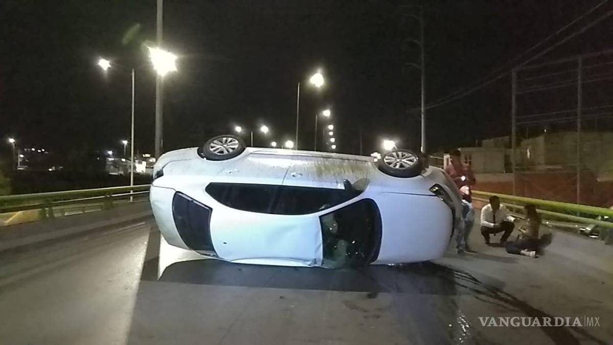 ‘Por indecisión’ mujer termina volcada sobre periférico LEA en Saltillo