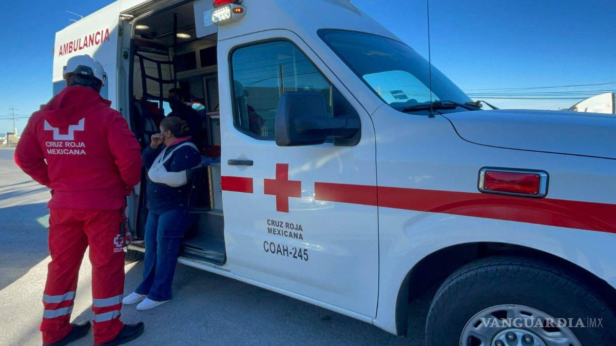 $!Paramédicos de la Cruz Roja atendieron en el lugar a los pasajeros lesionados de la Toyota Avanza, quienes decidieron trasladarse por cuenta propia para recibir atención médica.