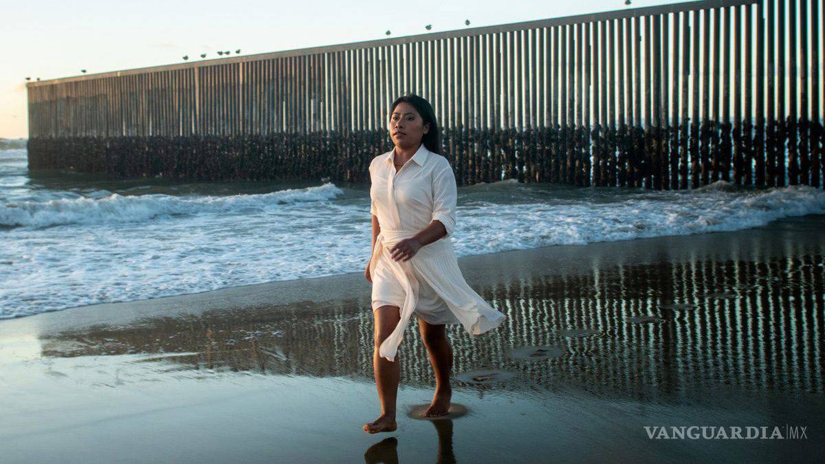 $!Retratan a Yalitza Aparicio en muro fronterizo para 'demostrar que divisiones no tienen sentido'