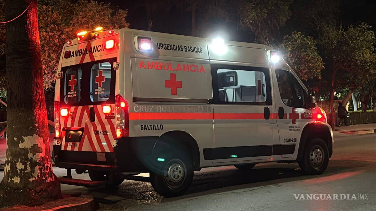 $!Atropella motociclista a estudiante de secundaria en el centro de Saltillo; acuerdo evita detención