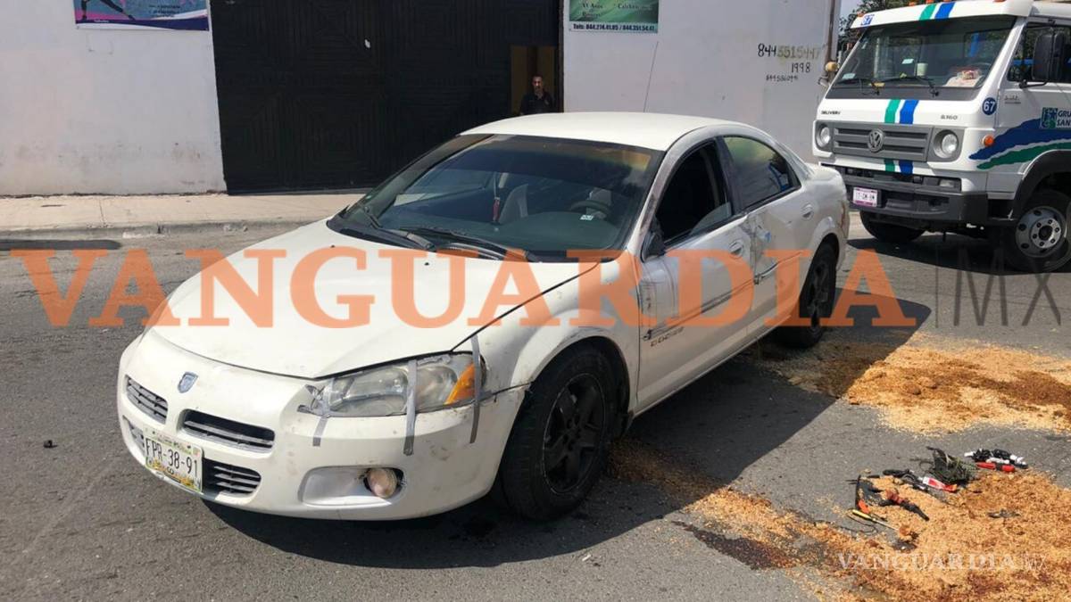 $!Conductor estrella su carro contra camioneta en colonia de Saltillo