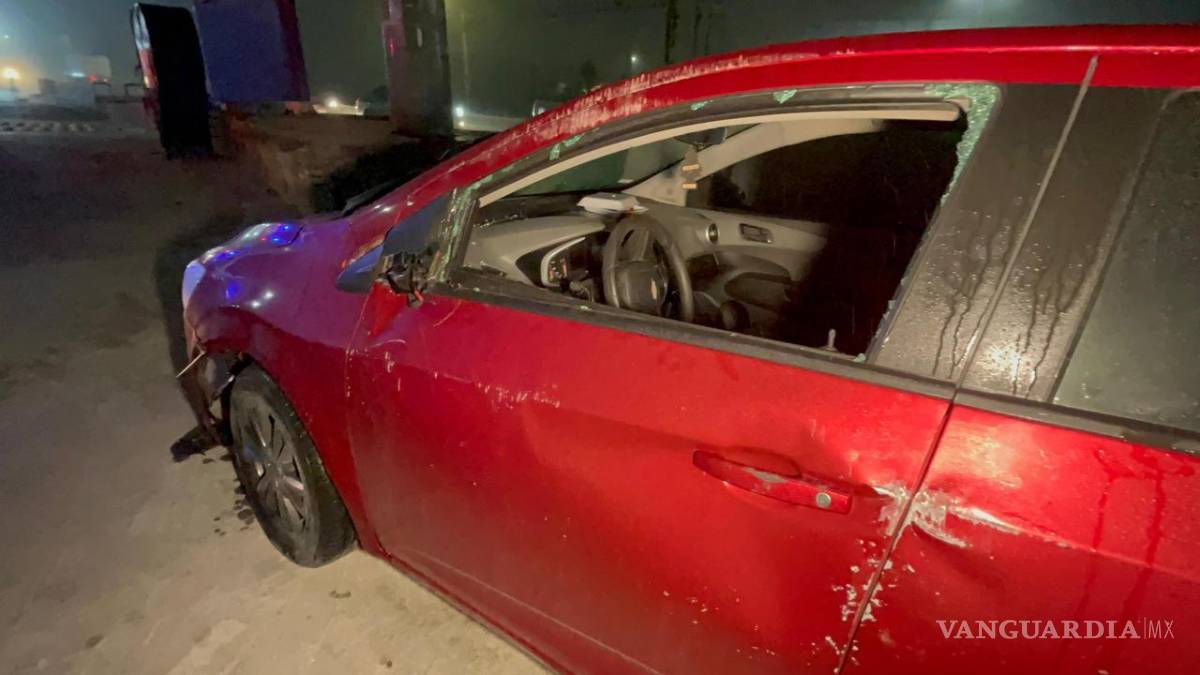 $!El accidente se registró alrededor de las 00:00 horas, cuando una maniobra brusca provocó que la unidad saliera de la vialidad y quedara con las llantas hacia arriba, generando la movilización de autoridades.