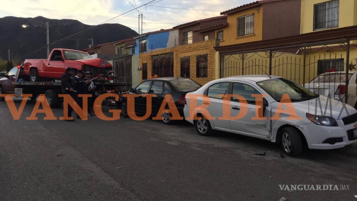 $!Choca dos autos y terminan contra poste; conductor iba en alcoholizado