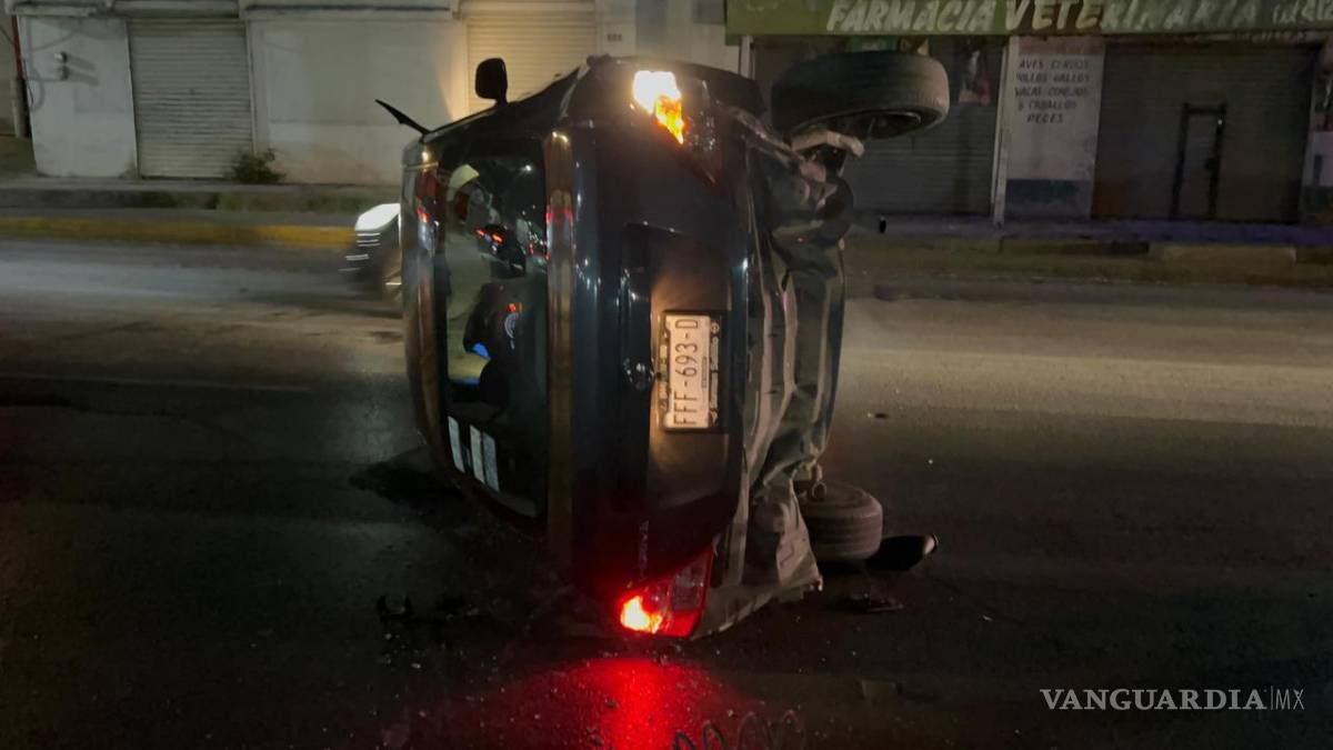 $!Un muro funcionó como rampa y provocó que el automóvil terminara volcado sobre la vialidad.