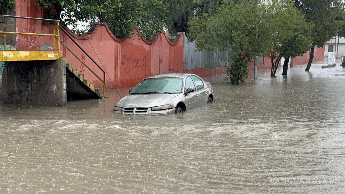 Fuerza de la corriente arrastra vehículo en la colonia Gustavo Espinosa Mireles