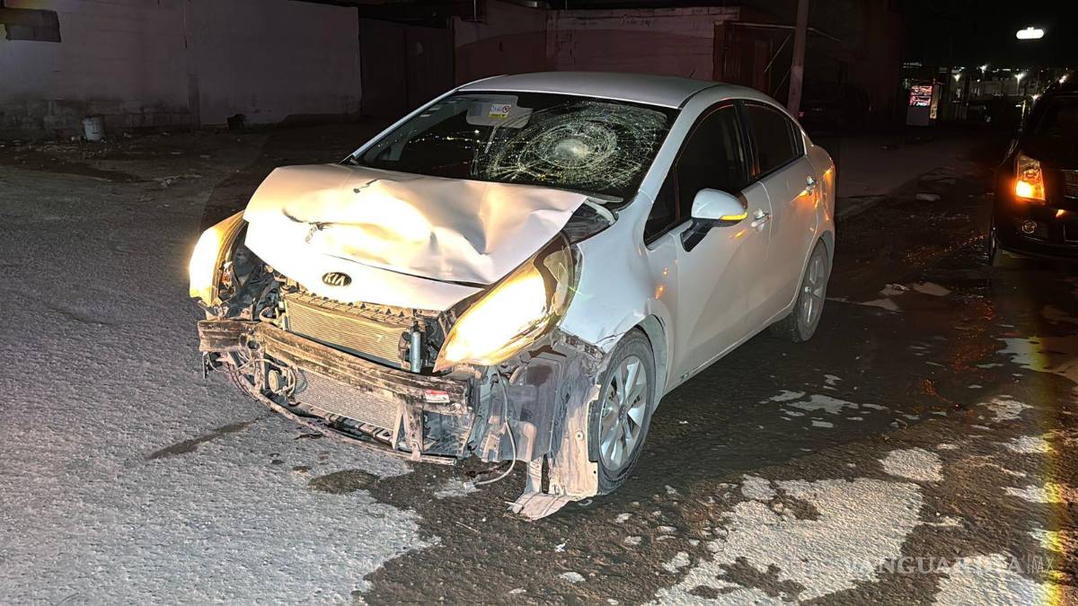 $!El accidente se registró durante la madrugada de este domingo en el cruce de las calles Emeterio González y bulevar Otilio González.
