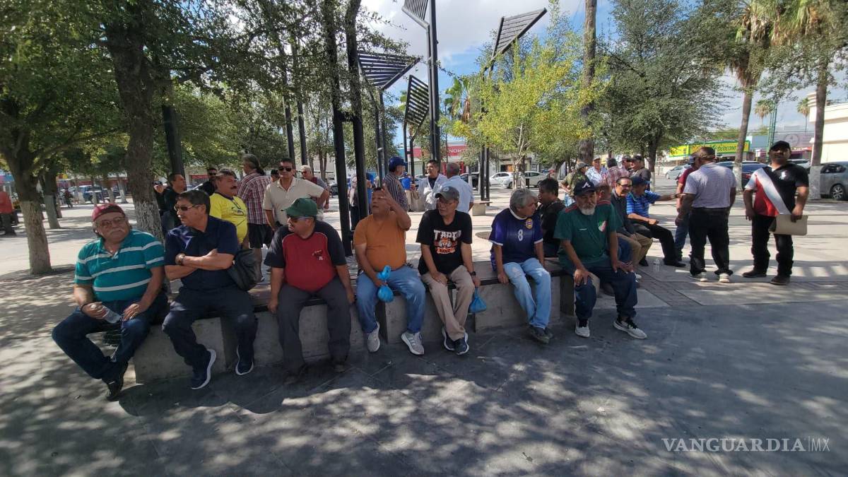 $!Ex obreros se preparan para viajar a la Ciudad de México y manifestarse frente a la sede del Poder Judicial de la Federación durante el desahogo de la subasta.