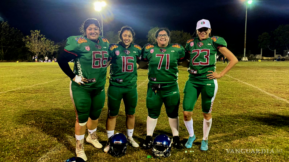 $!De izquierda a derecha, se encuentran Karla Salas (66), Andrea Anguiano (16), Marlene Solís (71) y Alondra Pérez (23), las cuatro saltillenses subcampeonas que formaron parte de la Selección Guerreras Jaguar en el Americas Women’s Bowl.
