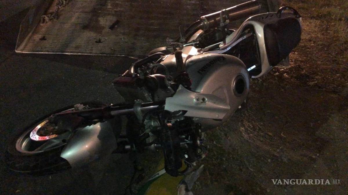 $!Atropella a motociclistas, vuelca y huye, dejando su camioneta