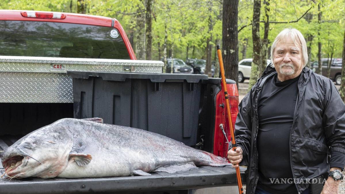 $!Eugene Cronley de Brandon y el bagre azul de 131 libras (59.4 kilogramos) con el que marcó un récord.