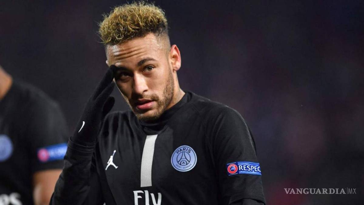 Neymar le avisa a excompañeros que regresará al Barcelona