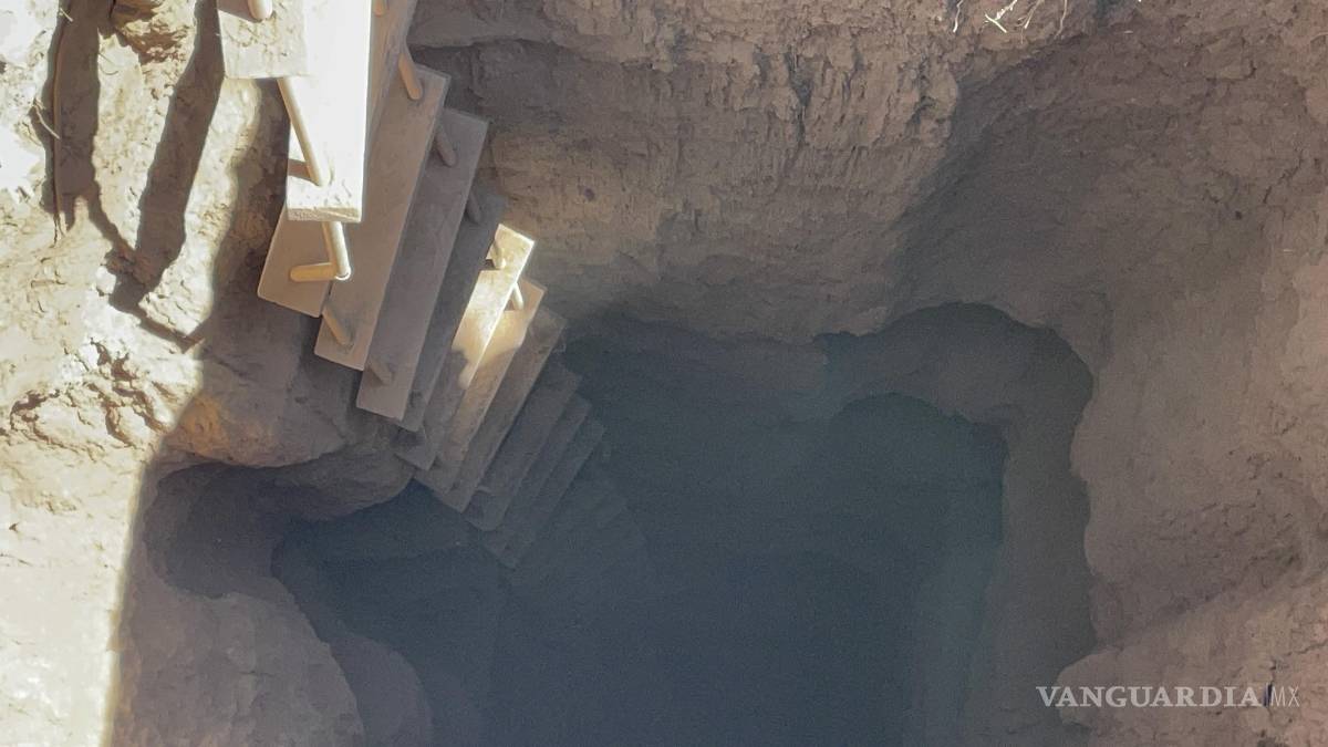 Rescatan bomberos a dos personas del fondo de una noria, en Saltillo