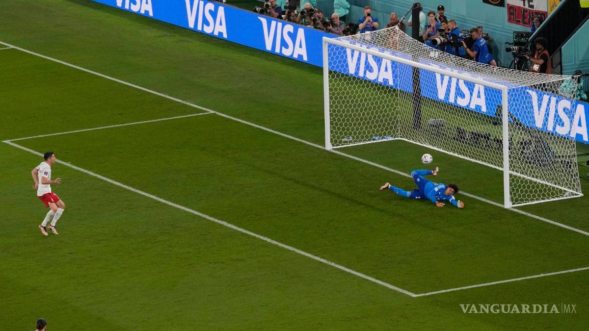 $!Ochoa ataja el disparo de Lewandowski.