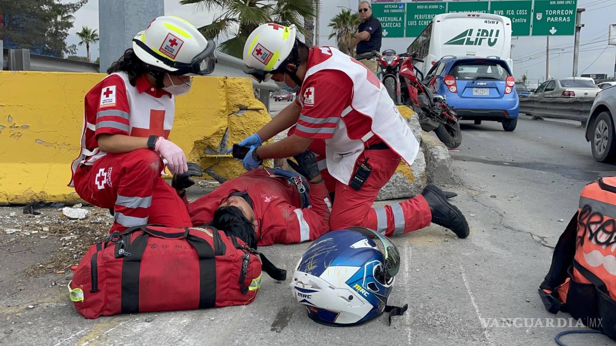 Motociclista de 18 años resulta lesionado tras chocar contra muro en paso a desnivel