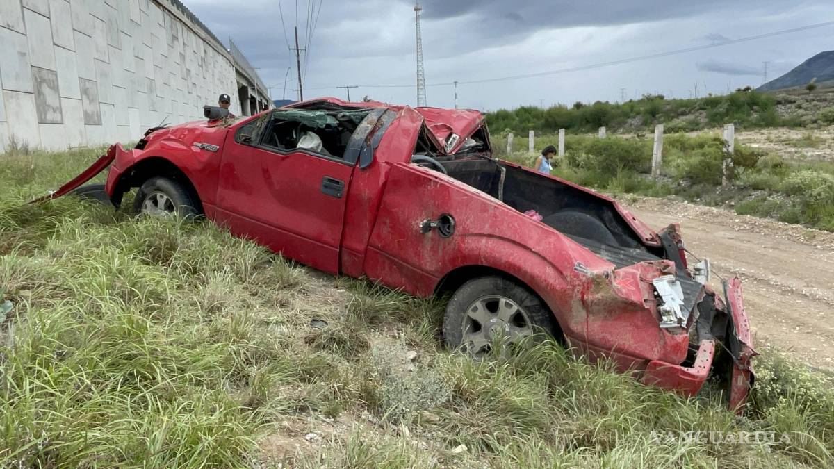 Salen volando de puente y vuelcan, en la carretera a Zacatecas; particulares se los llevan al hospital