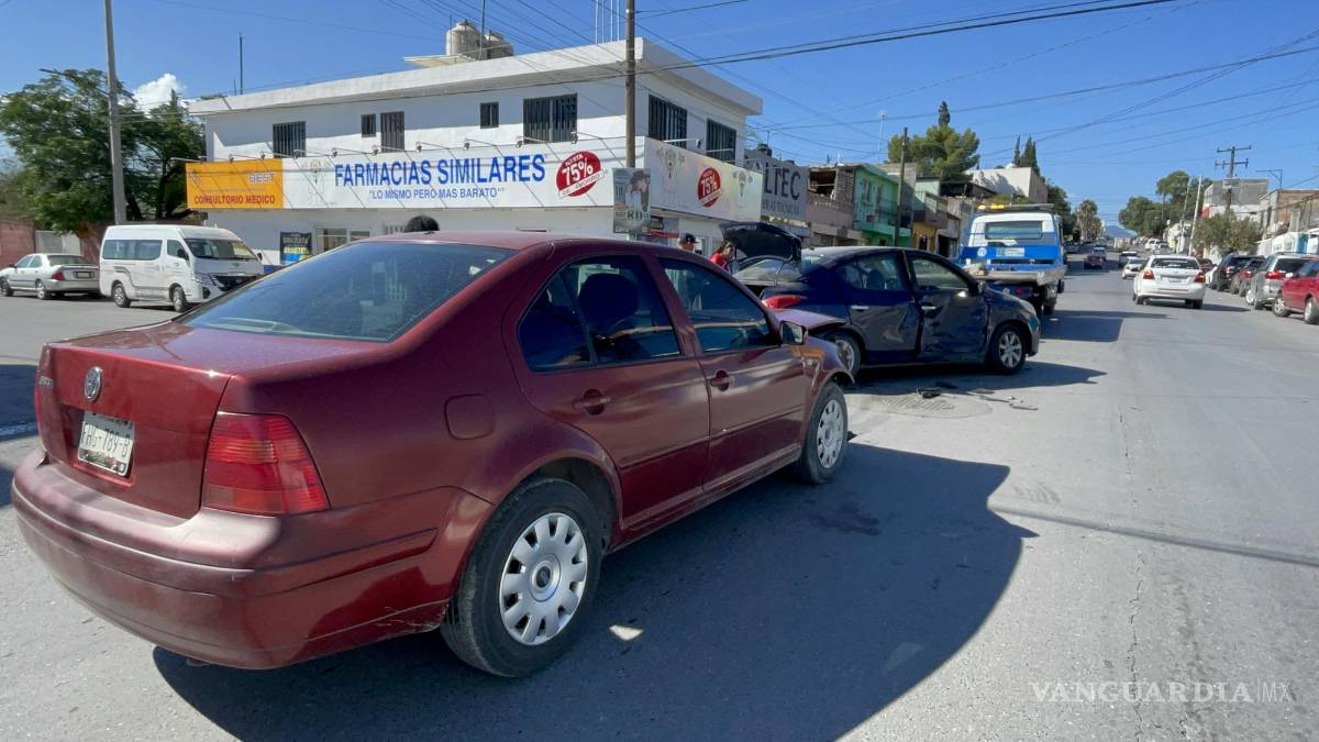 ‘Sale’ de más y provoca choque en crucero de Saltillo