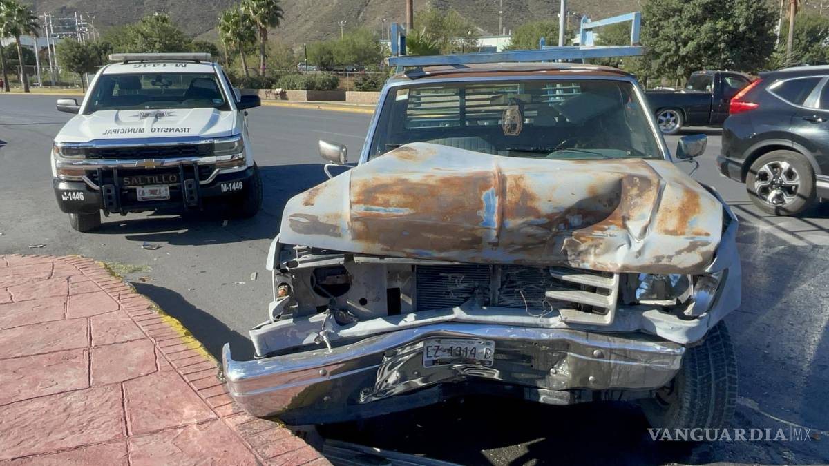 Trata de retornar, se le meten en el camino y sufre aparatoso choque en carretera a Torreón