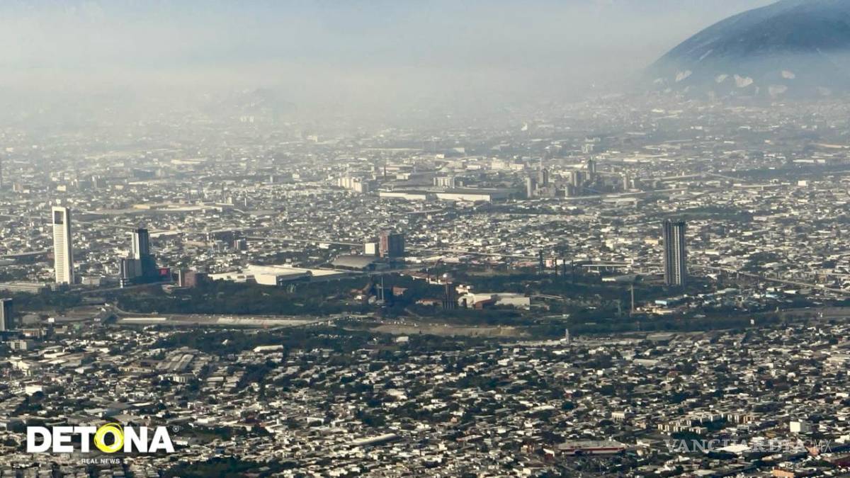 $!Vista aérea de la capa de contaminación en la ciudad de Monterrey.