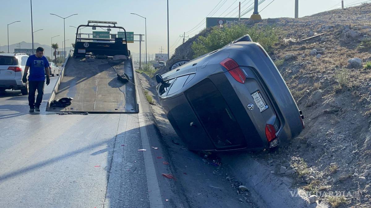 Esquiva choque pero termina volcado, en bulevar de Ramos Arizpe