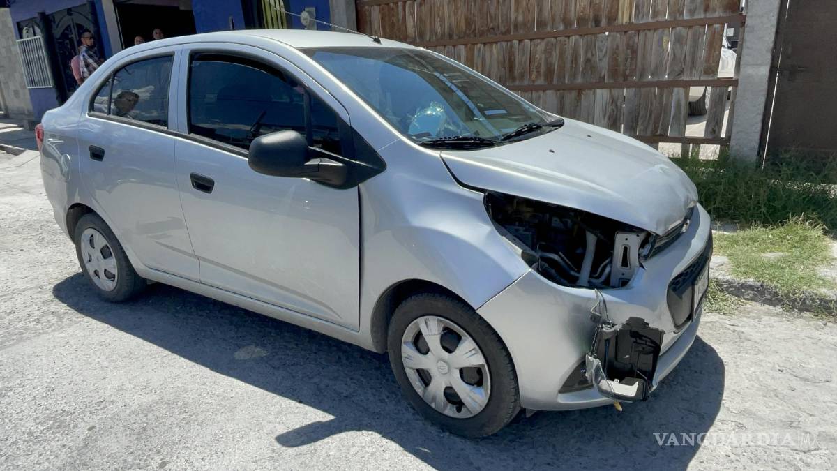 Salen volando jovencitos al impactar moto contra auto en la colonia San Ángel, en Saltillo
