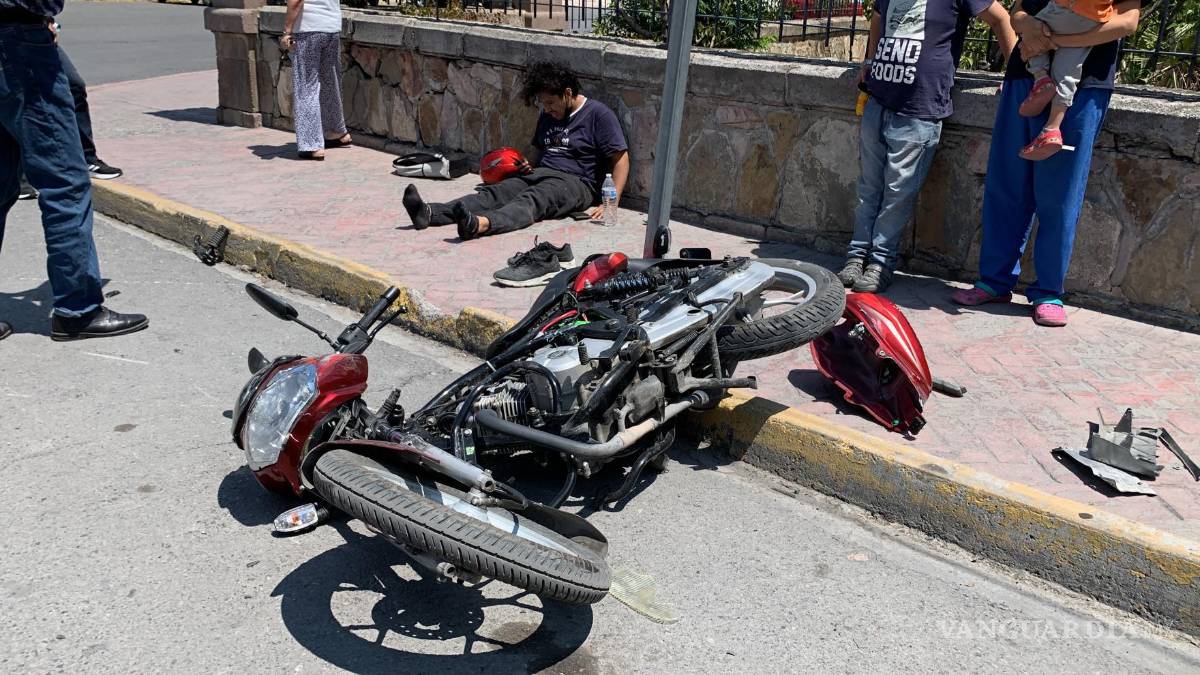 Motociclista acaba en el hospital con posible fractura