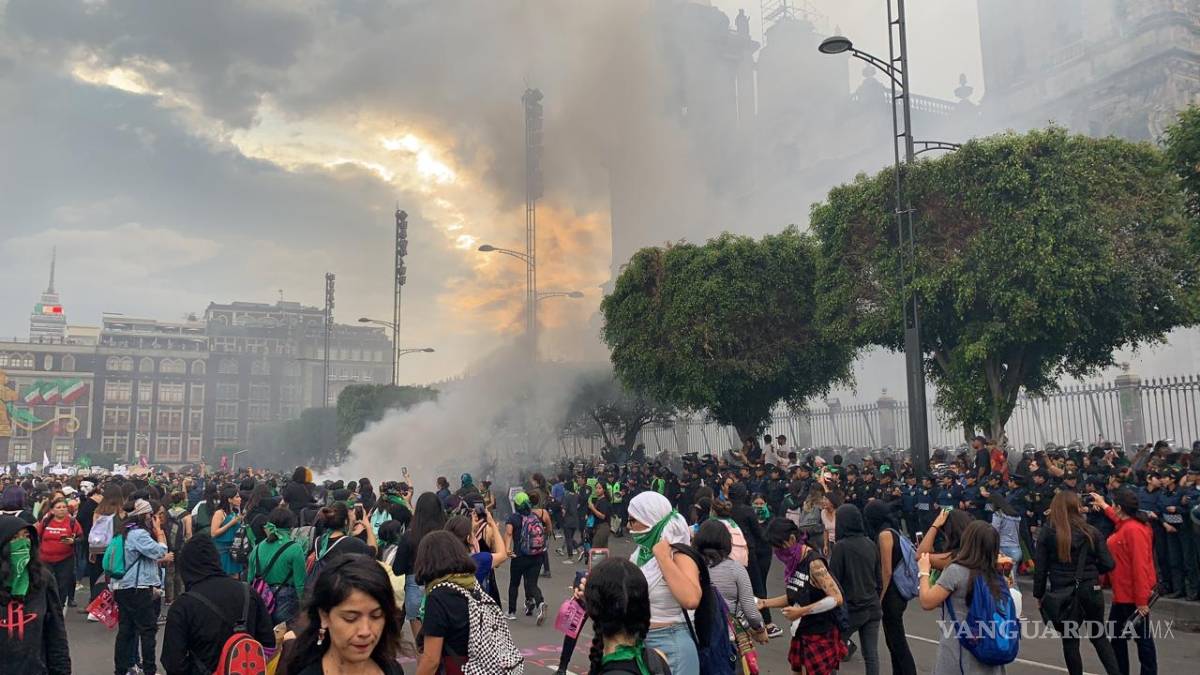 $!Manifestantes hacen pintas y destrozos durante marcha por un aborto legal y seguro