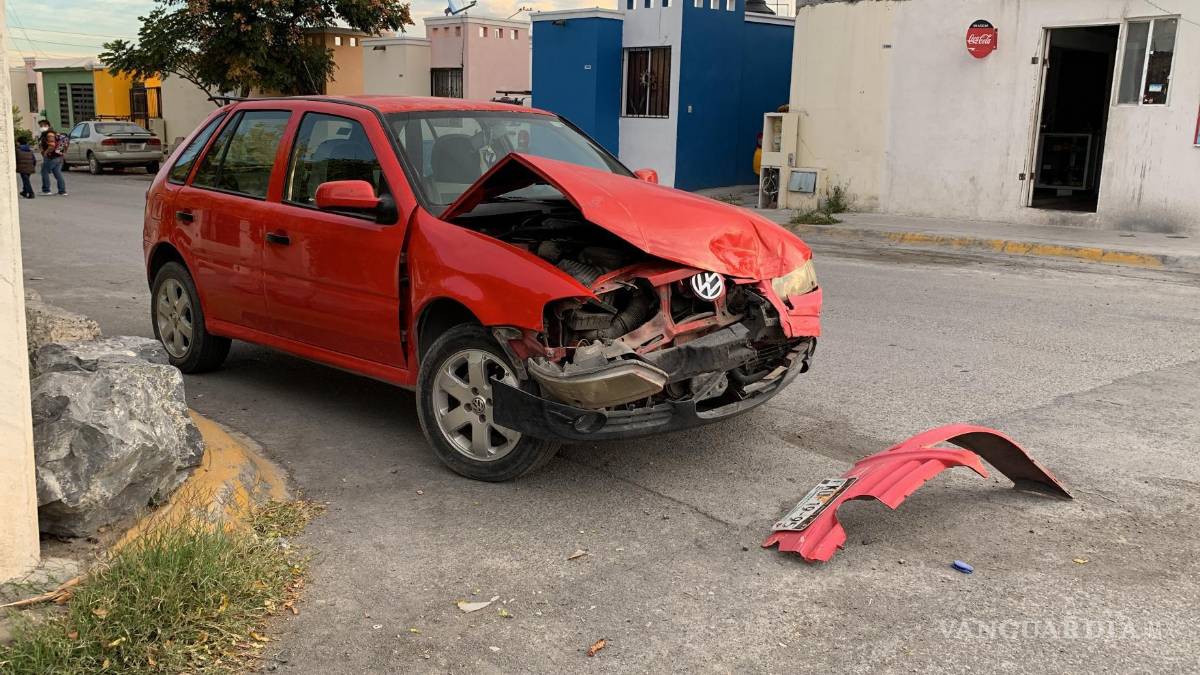 Impacta a vehículo cuando intentaba pasar un cruce