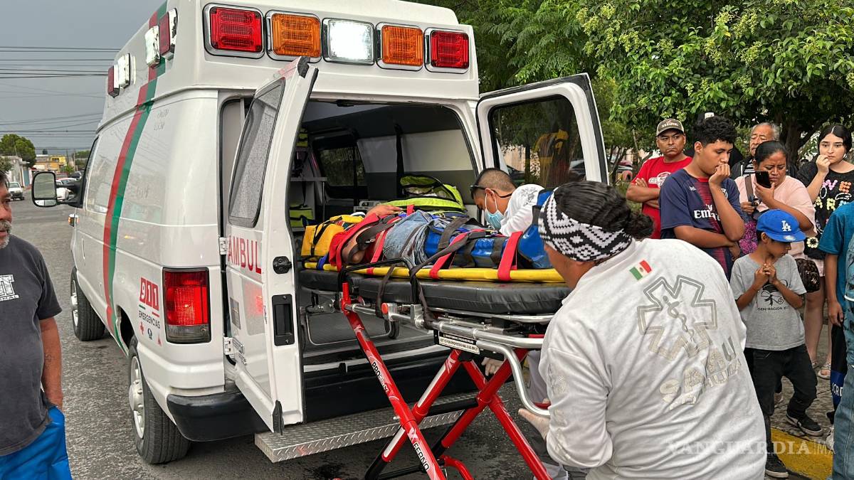 Adolescente sufre fractura tras accidente en motocicleta, en Saltillo