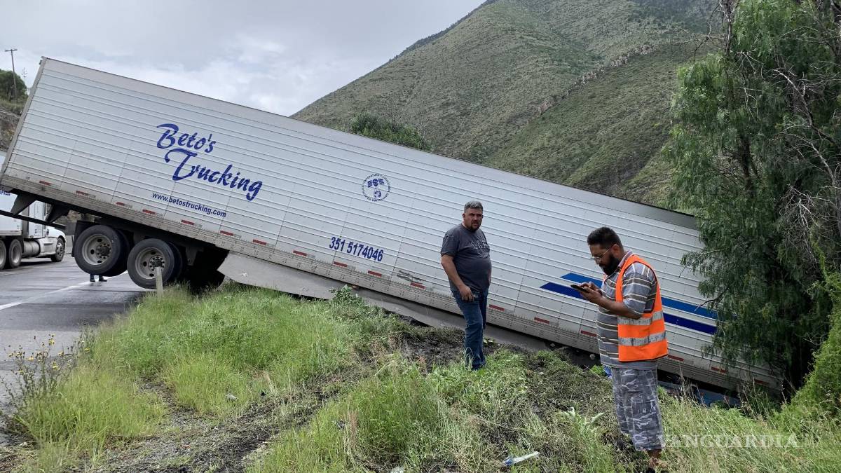 Cae a barranco tractocamión; evita conductor un choque en la Carretera 57