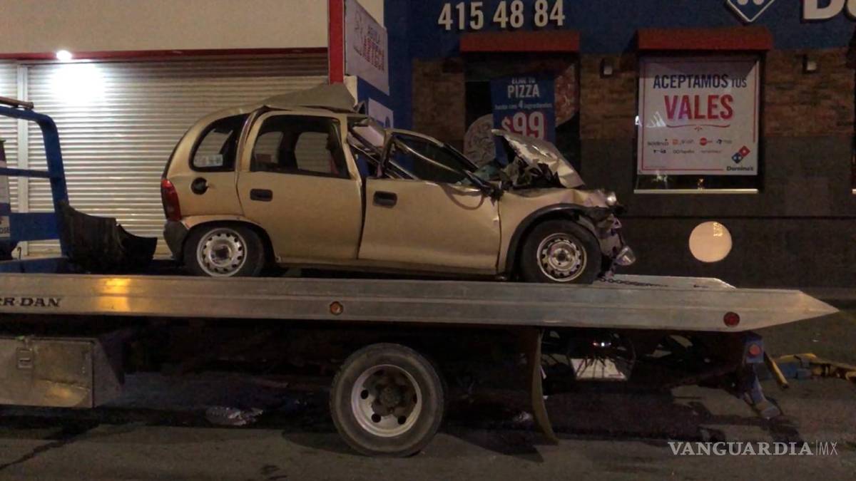 $!Mujer en estado de ebriedad destroza su vehículo al impactar contra pipa