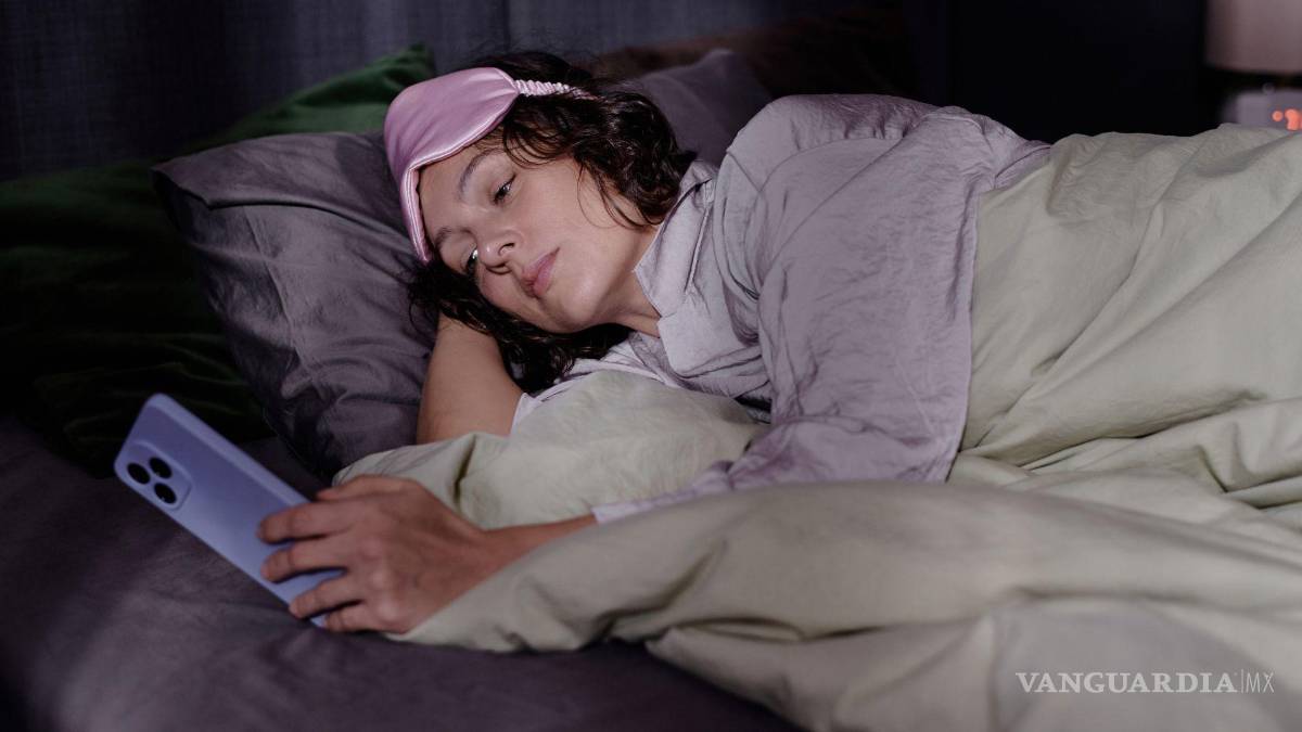 $!Rociar la almohada o las sábanas unos minutos antes de acostarse favorece la inhalación de vapores relajantes que complementan la higiene del sueño.