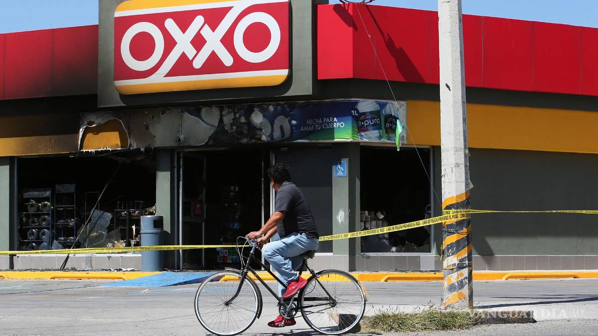 $!Negocios, vehículos particulares, tráileres y sucursales de grandes cadenas comerciales fueron incendiadas en 20 estados del País, luego de la captura y muerte de Rubén Oseguera.