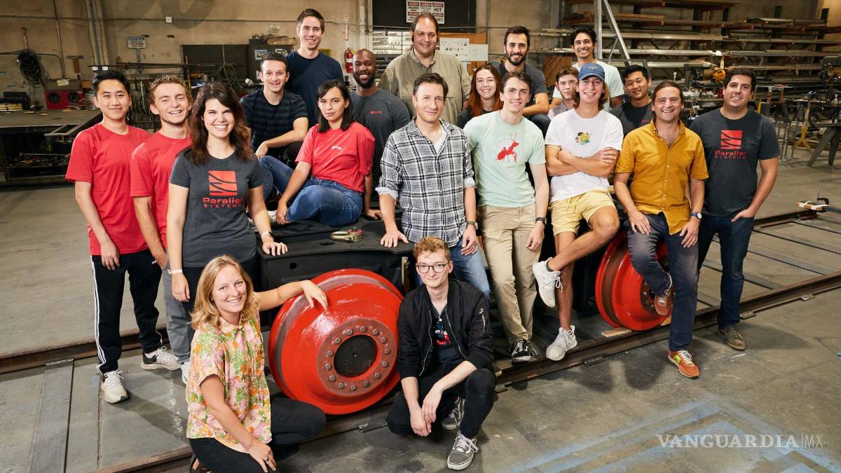 $!Equipo directivo y plantilla de Parallel Systems junto a un prototipo.