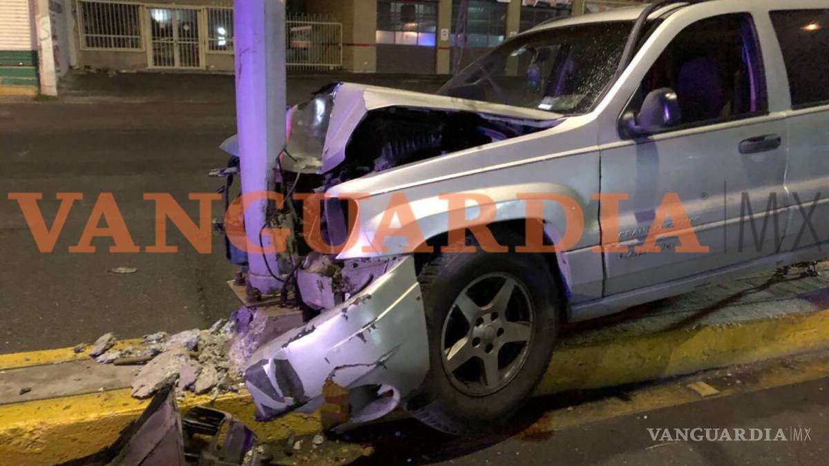 $!Conductor deja abandonada su camioneta tras aparatoso accidente en Saltillo