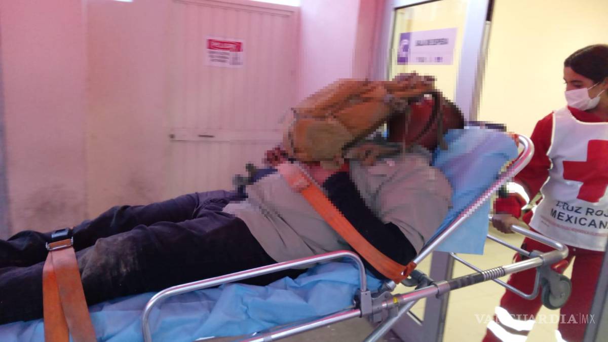 $!El lesionado fue llevado al hospital para descartar posibles lesiones internas.